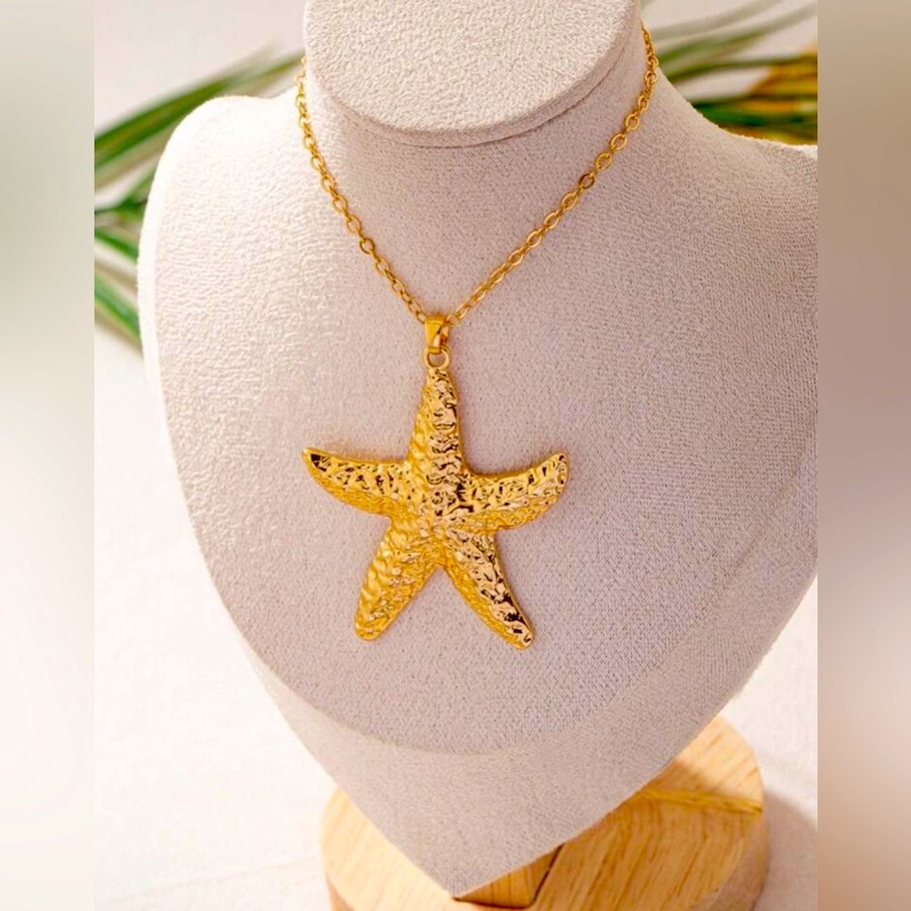NWT Gold Starfish Pendant Necklace
